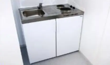 Jetzt Kaufen Miniküche bestehend aus: Kühlschrank 138l, 2 Kochplatten, 1 Spüle mit Mischbatterie und 5l Untertischspeicher - montiert