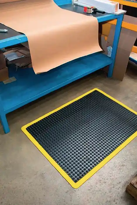Abverkauf Arbeitsplatzbodenbelag Fertigmatte L900xB600xS14mm schwarz/gelb SBR-Gummi COBA